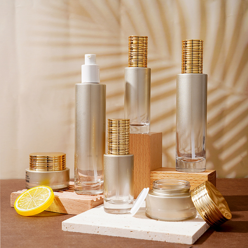 Serumflaska av glas med elektropläterat borstat lock Serumflaska av glas med elektropläterat borstat lock