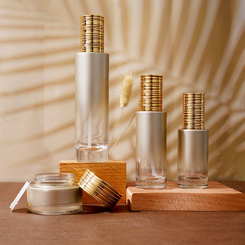 Serumflaska av glas med elektropläterat borstat lock Serumflaska av glas med elektropläterat borstat lock