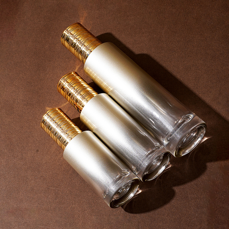 Serumflaska av glas med elektropläterat borstat lock Serumflaska av glas med elektropläterat borstat lock