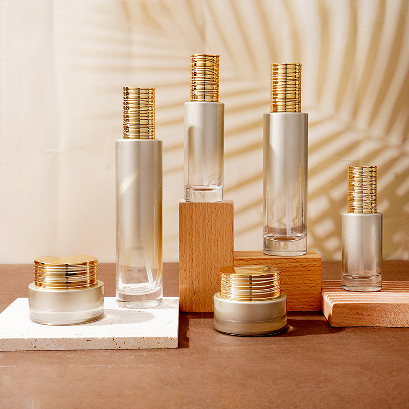 Serumflaska av glas med elektropläterat borstat lock