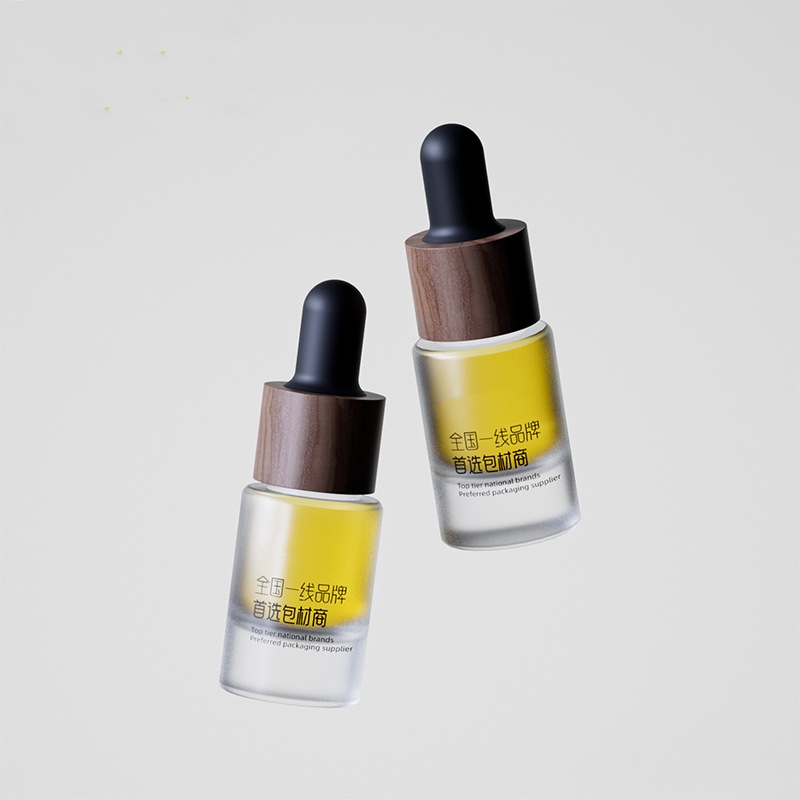 Små glasflaskor med eterisk olja med droppare av metall eller trä Små glasflaskor med eterisk olja med droppare av metall eller trä