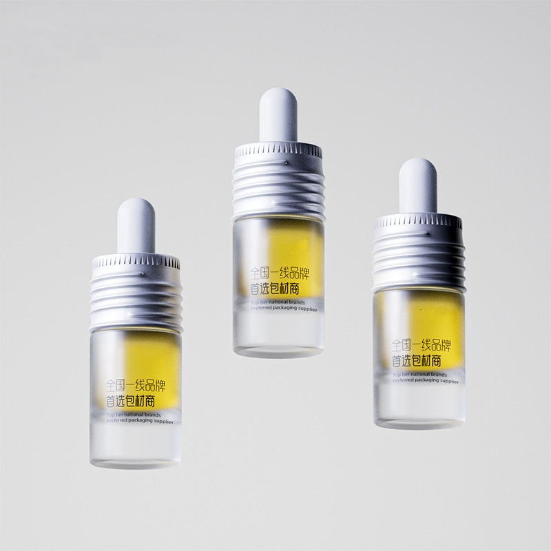 Små glasflaskor med eterisk olja med droppare av metall eller trä Små glasflaskor med eterisk olja med droppare av metall eller trä