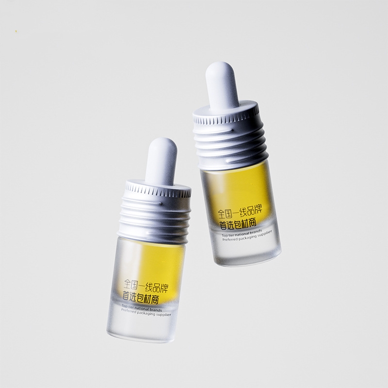 Små glasflaskor med eterisk olja med droppare av metall eller trä Små glasflaskor med eterisk olja med droppare av metall eller trä