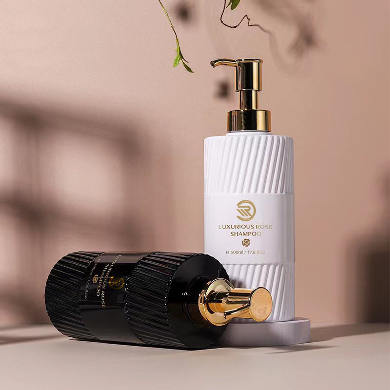 Miljövänlig 500 ml platt axelschampo duschgelflaska Vit svart randpressande plastpump Emulsionsförpackning för användning med lotion Miljövänlig 500 ml platt axelschampo duschgelflaska Vit svart randpressande plastpump Emulsionsförpackning för användning med lotion