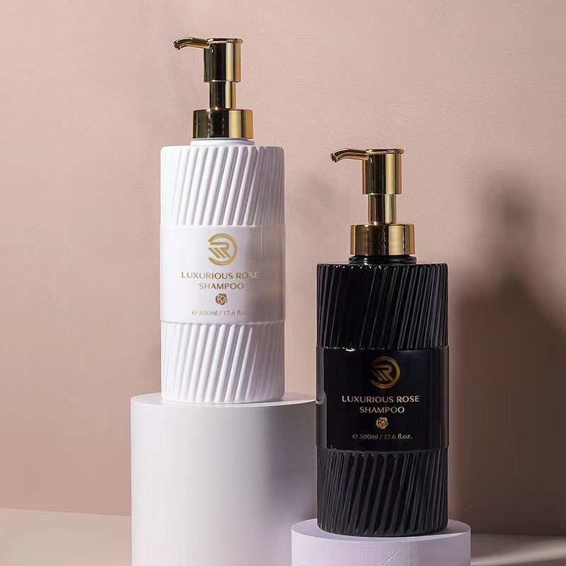 Miljövänlig 500 ml platt axelschampo duschgelflaska Vit svart randpressande plastpump Emulsionsförpackning för användning med lotion