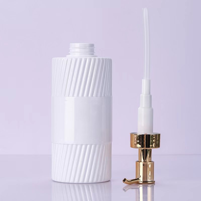 Miljövänlig 500 ml platt axelschampo duschgelflaska Vit svart randpressande plastpump Emulsionsförpackning för användning med lotion Miljövänlig 500 ml platt axelschampo duschgelflaska Vit svart randpressande plastpump Emulsionsförpackning för användning med lotion