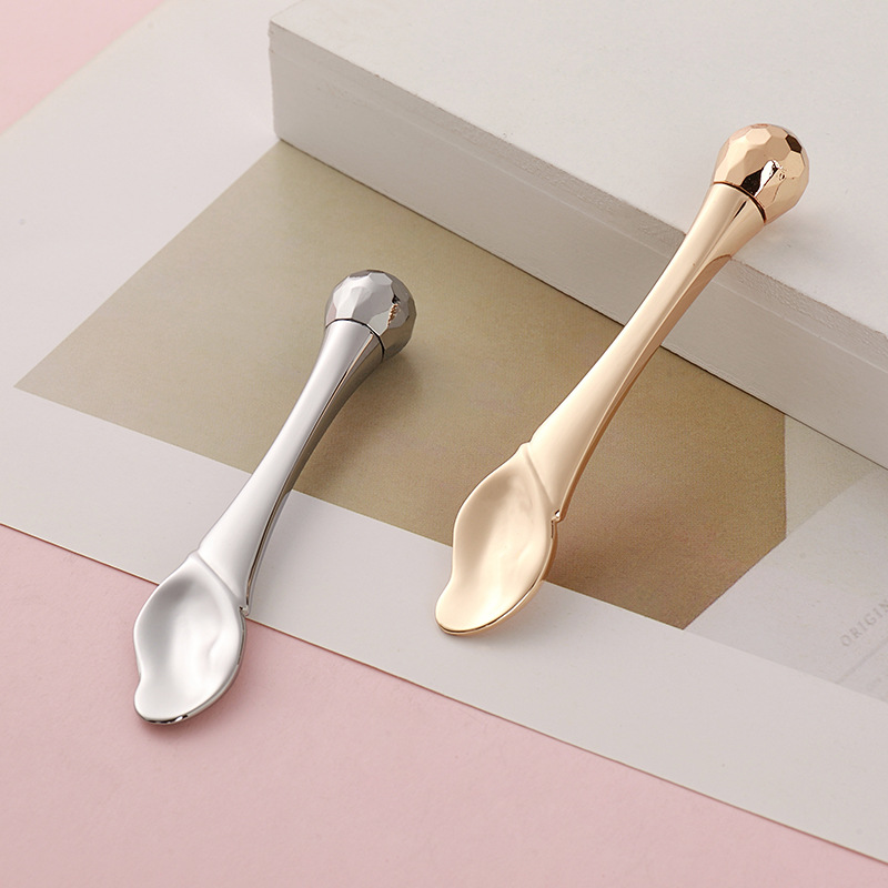 Eye Roller Massage Stick Ögonkräm Applikator Kosmetiska spatlar Anti-rynk ansiktssked Guldlegering Ansiktsvårdsverktyg